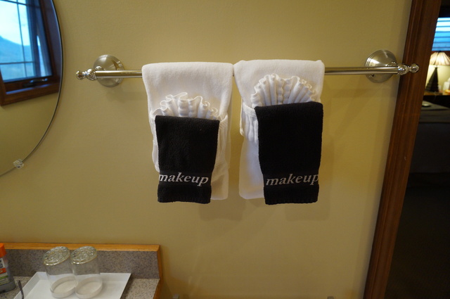 Dark towels to remove your makeup! Great idea!
