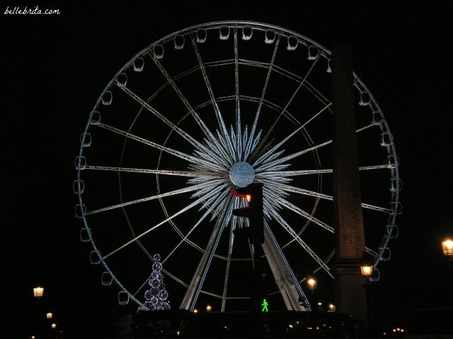 Paris's giant ferris wheel is a Christmas tradition along the Champs Elysées. | Belle Brita