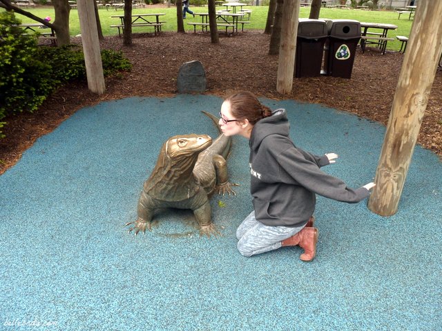 I love taking photos with bronze animal statues when I go to the zoo! | Belle Brita