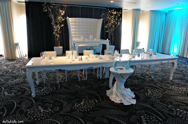 Wedding head table in white and blue | Belle Brita