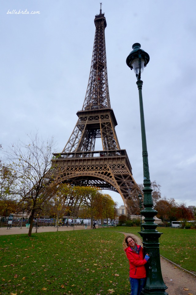 Le Tour Eiffel, Champs de Mars. | Looking to plan the perfect Paris itinerary? Find time to picnic near the Eiffel Tower! | Belle Brita