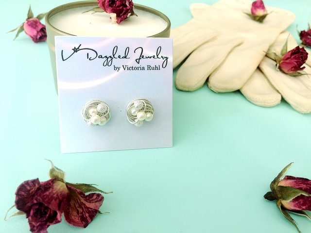 I love the sparkly earrings from etsy shop VDazzled! | Belle Brita