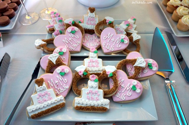 Personalize your wedding with gorgeous frosted sugar cookies! | Belle Brita