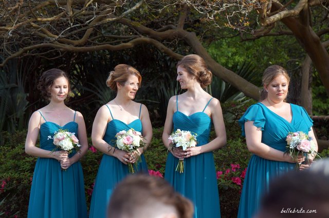 Finding flattering bridesmaid dresses for all your friends is a challenge, but I love these teal dresses! The maid-of-honor had a different bodice. | Belle Brita