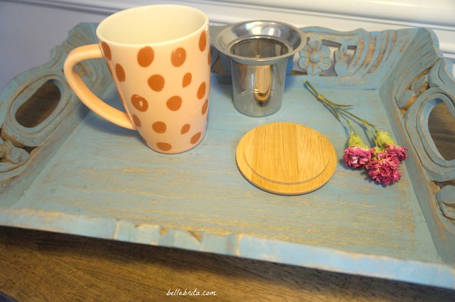 This gorgeous mug is the perfect stocking stuffer for tea lovers! Steep loose-leaf tea in the infuser, and use the lid as a coaster. | Belle Brita