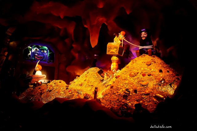 Treasure room in Sindbad's Storybook Voyage in Tokyo Disney Sea | Belle Brita