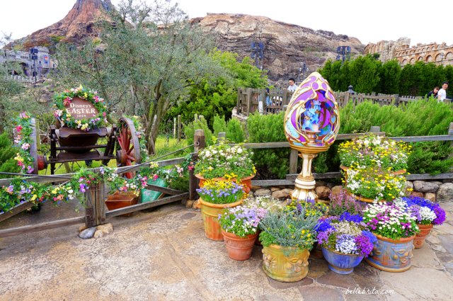 For Easter, Tokyo Disney Sea features beautiful golden Easter eggs all over the park! | Belle Brita #Disney 