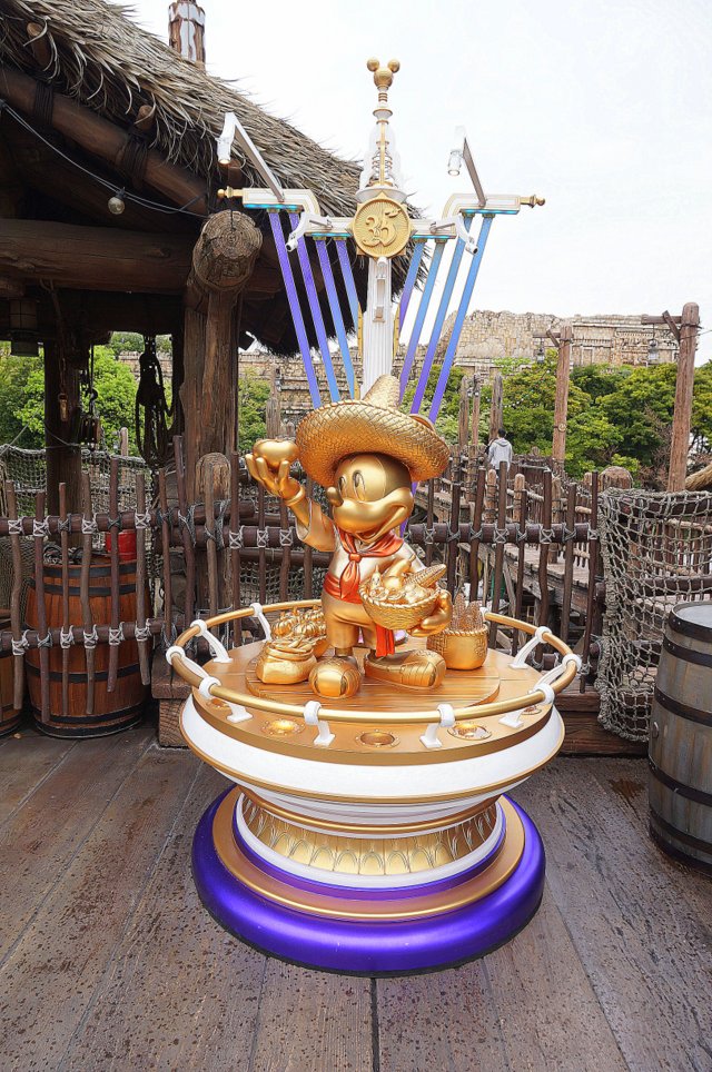 Tokyo DisneySea Golden Mickey Lost River Delta | To celebrate 35 years of Tokyo Disneyland, Tokyo DisneySea features golden Mickey Mouse statues around the park. So beautiful! | Belle Brita #Tokyo 