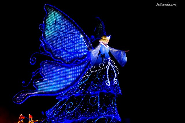 Tokyo Disneyland Electrical Parade Dreamlights review | The Blue Fairy dazzles the crowd with shimmering wings | Belle Brita