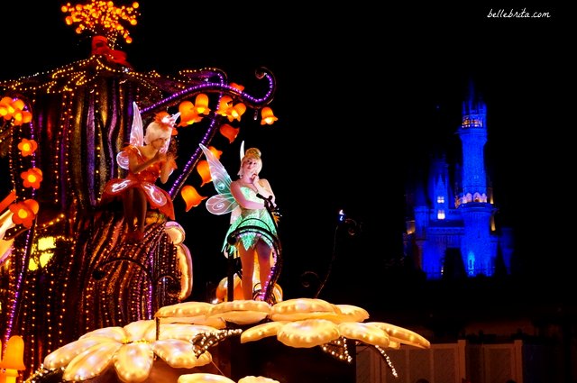 Tokyo Disneyland Electrical Parade Dreamlights review | Tinkerbell and the other fairies with Cinderella's Castle in the background | Belle Brita