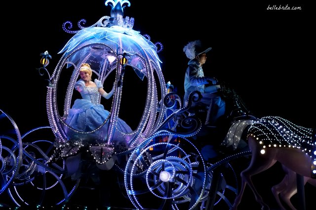 Tokyo Disneyland Electrical Parade Dreamlights review | Cinderella in her carriage | Belle Brita