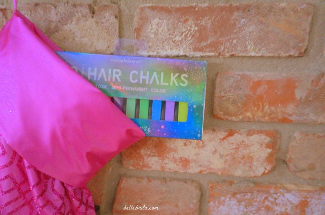 Hair chalk is the perfect gift for someone not quite ready to spend the money on unicorn hair at the salon. | Belle Brita